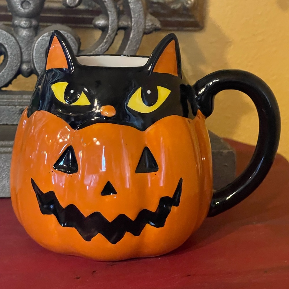 HAUNTED MANOR Halloween Large Ceramic Jack-O-Lantern Mug W/Black Cat Peeking Out
